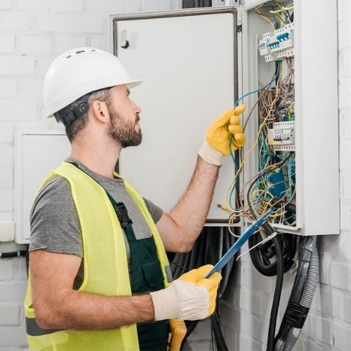 Electricien-500x500 Électriciens